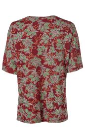 Rückansicht eines roten Viskose-Shirts mit grün-weißen Blättern und orangenen Blumenmustern, Kurzarm, locker geschnitten, leichte Falten sichtbar, nahtloser Rundhalsausschnitt