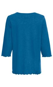Blaues Baumwoll-Shirt mit 3/4-Ärmeln, gewelltem Saum an Ärmel- und unterem Rand, Rückseite dargestellt, leichte Struktur im Stoff, klassischer Rundhalsausschnitt