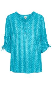 türkisfarbene Baumwoll-Bluse mit floralem Lochstickereimuster, V-Ausschnitt mit drei Knöpfen, 3/4 Ärmel mit Zugband zum Raffen, lockere Passform