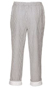 Baumwoll-Hose mit grauen und weißen vertikalen Streifen, elastischem Bund und umgeschlagenen Hosenbeinen mit weißem, besticktem Saumabschluss.