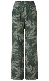 Dunkelgrüne Viskose-Hose mit weitem Bein, elastischem Bund und weiß-schwarzem Blattmuster, lockerer Schnitt, leichte, fließende Stoffqualität, sommerlich und bequem