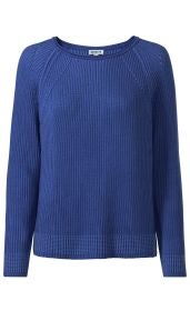 Blauer Baumwoll-Pullover mit rundem Ausschnitt, langärmlig, feine Rippstrickstruktur, leicht tailliert, Bündchen in strukturierter Optik am Saum und Ärmelenden, schlichtes Design, mittelblauer Farbton