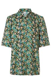 Viskose-Mix-Bluse mit kurzem Arm, Knopfleiste und floralem Muster in Blau, Grün, Beige und Schwarz, klassischem Kragen und lockerer Passform