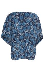 Rückansicht einer Viskose-Bluse mit weit geschnittenen Ärmeln, dunkelblauem Hintergrund und blau-weißen Spiralmustern.