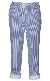 Baumwoll-Hose mit blau-weißen Vertikalstreifen, elastischem Bund mit weißer Kordel zum Binden, seitlichen Taschen und umgeschlagenem Saum mit weißer Stickerei, gerade geschnitten.