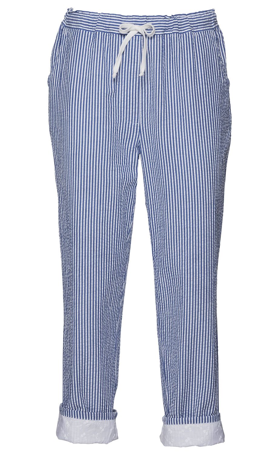 Baumwoll-Hose mit blau-weißen Vertikalstreifen, elastischem Bund mit weißer Kordel zum Binden, seitlichen Taschen und umgeschlagenem Saum mit weißer Stickerei, gerade geschnitten.