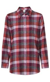 Baumwoll-Bluse mit langem Arm, Karomuster in Rot-, Rosa- und Violetttönen, durchgehende Knopfleiste vorne, spitzer Kragen, taillierte Passform, schmaler Ärmelabschluss mit Knopf