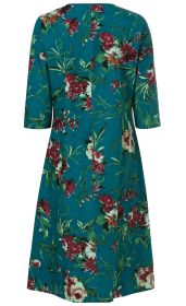 Baumwoll-Mix-Kleid, blickdicht, halbarm, knieumspielend, tailliert, petrolblau mit buntem Blumenmuster in Rot-, Grün- und Weißtönen, geschlossener Rücken mit Nahtmittelpunkt, leichte A-Linie