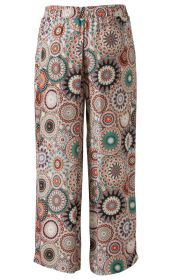 Viskose-Hose mit weitem Bein, elastischem Bund, allover Mandala-Muster in Orange, Türkis, Braun und Beige auf hellem Grund.