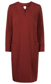Baumwoll-Mix-Kleid in Rostrot mit langen Ärmeln, V-förmigem Ausschnitt, nahtdetails und zwei aufgesetzten Taschen vorne, knielang, gerade geschnitten