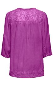 Rückansicht einer violetten Viskose-Bluse mit 3/4-Ärmeln, Stickereimuster an Schultern und Saum, Knopfmanschetten und leichtem Faltenwurf am Rücken