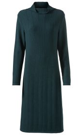 Baumwoll-Mix-Kleid in dunklem Petrol mit Rollkragen, langen Ärmeln und feinem Zopfmuster, knielang, gerade geschnitten.