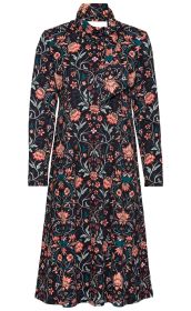 Baumwoll-Mix-Kleid mit langem Arm, schwarzem Grund, floralem Muster in Rosa, Pfirsich und Grün, asymmetrischem, drapiertem Kragen und knieumspielender A-Linie