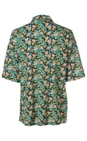 Rückansicht einer kurzärmligen Viskose-Mix-Bluse mit hellem Blumenmuster in Blau, Beige und Grün auf schwarzem Hintergrund, mit Kragen und lockerem Schnitt