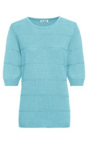 Leinen-Mix-Pullover in Hellblau mit Rundhalsausschnitt, halblangen Ärmeln und feinem, strukturiertem Strickmuster, gerade Passform und gerippter Saum- und Ärmelabschlüsse.