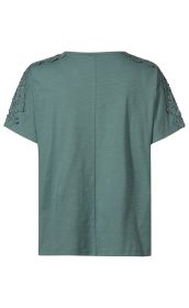 Rückansicht eines kurzärmligen, grünen Baumwoll-Shirts mit Rundhalsausschnitt und floraler Spitzenverzierung auf den Schultern, gerade geschnitten, mittige Naht auf dem Rücken, schlichtes Design