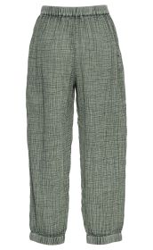 Baumwoll-Hose in Salbeigrün mit elastischem Bund und Beinenden, strukturierter, leicht geknitterter Stoff, locker geschnittene lange Hose ohne Muster, schlicht und bequem.