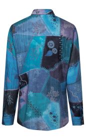Rückenansicht eines langärmligen Hemdes mit Patchwork-Muster in verschiedenen Blautönen, bestickt mit floralen und pflanzlichen Motiven, Nadelstreifen und dekorativen Nähten, Hemdkragen und Manschetten sichtbar