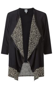 Schwarze Viskose-Jacke mit 3/4-Ärmeln, offenem Wasserfallkragen und floral gemusterten cremefarbenen Einsätzen an Kragen und Saum, Größe 38.