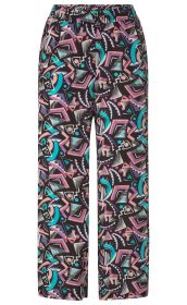 Viskose-Hose mit elastischem Bund, schwarzgrundig, durchgehend abstraktes geometrisches Muster in Lila, Blau, Rosa und Weiß, gerade geschnitten, locker fallend, ohne sichtbare Taschen oder Reißverschlüsse