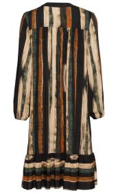 Viskose-Kleid in Midi-Länge, Rückansicht, mit langen Ärmeln, weitem Saum mit Volant, bunt gestreiftes Muster in Schwarz, Beige, Grün und Orange, locker geschnitten, Kragen hinten sichtbar