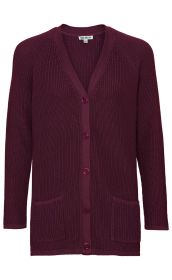 Baumwoll-Strickjacke in Dunkelrot mit V-Ausschnitt, durchgehender Knopfleiste, langen Ärmeln, zwei aufgesetzten Taschen vorne und geripptem Muster.