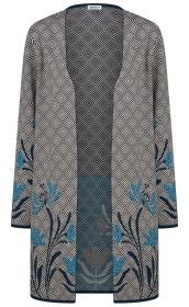 Langarm Cardigan mit geometrischem Diamantmuster in Beige und Dunkelblau, verziert mit blauen Blumenmotiven am Saum und an den Ärmeln, offen geschnitten, mittel-lange Länge