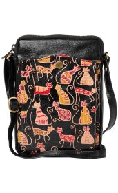Schwarze Leder-Tasche mit verstellbarem Riemen, vordere Klappe mit buntem Katzenmuster in Rot- und Orangetönen, goldfarbener Druckknopfverschluss, rechteckige Form, kompakt und stylisch.