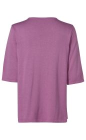 Rückansicht eines violetten Viskose-Mix-Pullovers mit halblangen Ärmeln und schlichter, feiner Strickoptik, ohne Muster oder Verzierungen, geradem Saumabschluss.