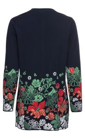 Dunkelblaue Baumwoll-Strickjacke mit langem Arm, Rückansicht, mit buntem Blumenmuster in Rot, Grün, Weiß am Saum und Ärmeln, gerade geschnitten, ohne sichtbare Verschlüsse