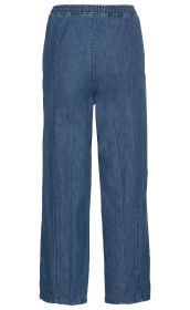 blaue Baumwoll-Hose mit elastischem Bund, geradem Beinverlauf, sichtbaren Nähten vorne, ohne Taschen, leichte Used-Optik