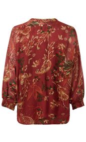 Rückansicht einer rostroten Viskose-Bluse mit floralem Muster in Beige, Grün und Orange, 3/4-langen Ärmeln mit elastischen Bündchen, lockerer Passform und leicht transparentem Stoff.