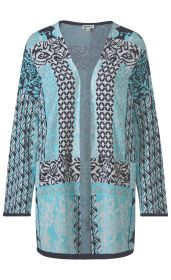 Baumwoll-Strickjacke mit offenem Schnitt, langärmlig, gemustert in Hellblau, Dunkelblau und Weiß, mit verschiedenen floralen und geometrischen Mustern, dunkelblaue Abschlüsse an Ärmel, Saum und Kragen.
