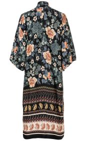 Viskose-Bluse mit floralem Muster, schwarze Grundfarbe, große bunte Blumen in Blau, Weiß und Orange, 3/4-Ärmel, Saum mit mehrfarbigen Bordüren in Rot, Beige und Grün, leichter Stoff, lockere Passform.