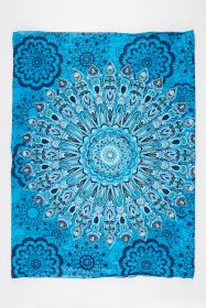 blaues Baumwoll-Pareo mit großem, rundem Mandala-Muster in verschiedenen Blautönen und Weiß, filigrane florale und geometrische Details, symmetrisches Design, rechteckig, leichte Falten an den Rändern sichtbar