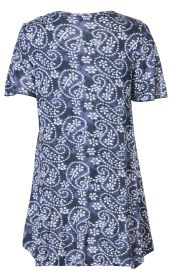 Rückansicht eines Viskose-Shirts mit kurzem Arm, dunkelblauem Grund und weißem Paisley-Muster, locker geschnitten, leichter Stoff
