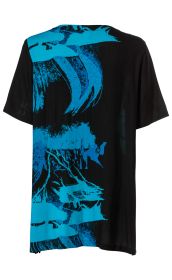 Schwarze Viskose-Tunika mit kurzen Ärmeln und abstraktem, großflächigem blauen Muster auf der Rückseite, lockerer Schnitt, leichte strukturierte Stoffoptik