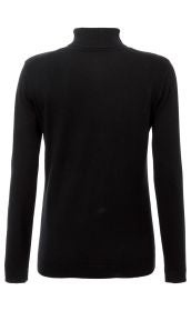 Schwarzer Baumwoll-Pullover mit Rollkragen und langen Ärmeln, glatter Oberfläche, gerade Passform, ohne Muster, isoliert auf weißem Hintergrund.