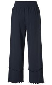 Dunkelblaue Viskose-Mix-Hose mit weitem Bein, smockbund am Taillenbund, zweistufigem Saum mit wellenförmigem Abschluss, knöchellang, lässiger Schnitt.