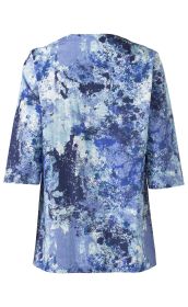 Baumwoll-Mix-Bluse in abstraktem blau-weißem Muster, halblange Ärmel, Rundhalsausschnitt, Rückenansicht, locker geschnitten