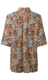 Rückansicht Viskose-Mix Bluse mit halbtransparentem Stoff, großem floralen Muster in Orange, Beige und Grau, Kurzarm und Hemdkragen auf weißem Hintergrund