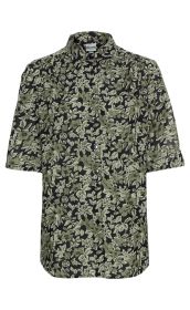 Viskose-Bluse mit kurzem Arm, schwarzem Hintergrund und grünem floralem Muster, klassischer Kragen, Knopfleiste vorne, leicht geraffte Schultern, lockere Passform.