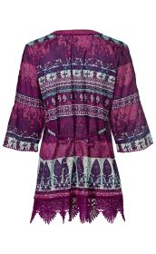 Baumwoll-Tunika in Lila mit blau-weißem Ethno-Muster, 3/4-Ärmeln, Bindegürtel in der Taille und Spitzenbesatz am Saum, Rückansicht, leicht transparente Qualität