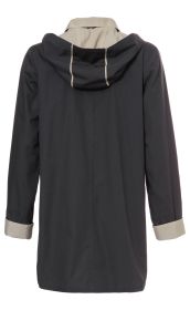 Dunkelblaue Baumwoll-Jacke mit Kapuze in Hellbeige, lange Ärmel mit hellbeigen Umschlägen, Rückansicht, mittellang, gerader Schnitt