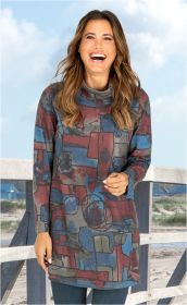 Frau mit langen braunen Haaren trägt bunt gemustertes Baumwoll-Mix Shirt in Blau, Rot und Grün vor Strandkulisse, sie lacht und steht an weißem Geländer