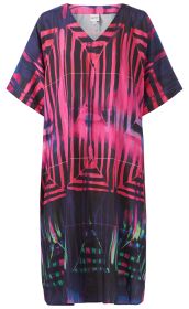 Viskose-Kaftan in lockerem Schnitt mit V-Ausschnitt, kurzärmelig, mit abstraktem geometrischem Muster in Pink, Schwarz, Blau und Grün.