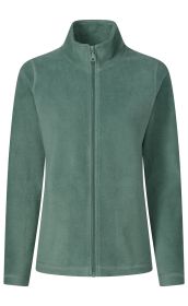 grüne Fleecejacke mit Stehkragen und durchgehendem Reißverschluss, lange Ärmel, schlichte kuschelige Struktur, taillierte Passform, Vorderansicht auf weißem Hintergrund