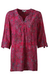 Rote Viskose-Tunika mit blauem floralem Muster, V-Ausschnitt, kurze Knopfleiste mit vier braunen Knöpfen, 3/4-Ärmel mit Schlitz und geradem Saum, locker geschnitten.