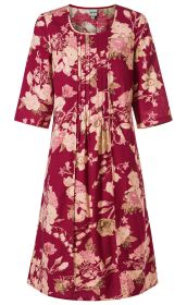 Baumwoll-Mix-Kleid mit halblangen Ärmeln, rundem Ausschnitt, plissiertem Detail am Ausschnitt, dunkelrosa Grundfarbe und floralem Muster in Pastelltönen wie Beige, Rosa und Olivgrün.