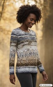 Frau mit lockigem Haar trägt langärmeliges Viskose-Mix-Shirt mit abstraktem Muster in Braun-, Beige- und Grautönen, lächelt, steht seitlich vor verschwommenem herbstlichem Hintergrund